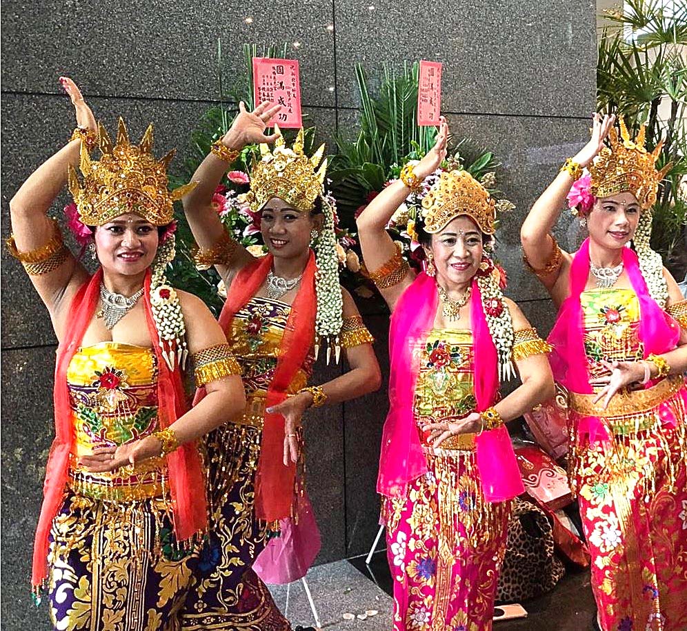 Grup Tari Melati dengan Kostum Tradisional Indonesia 'Kebaya'