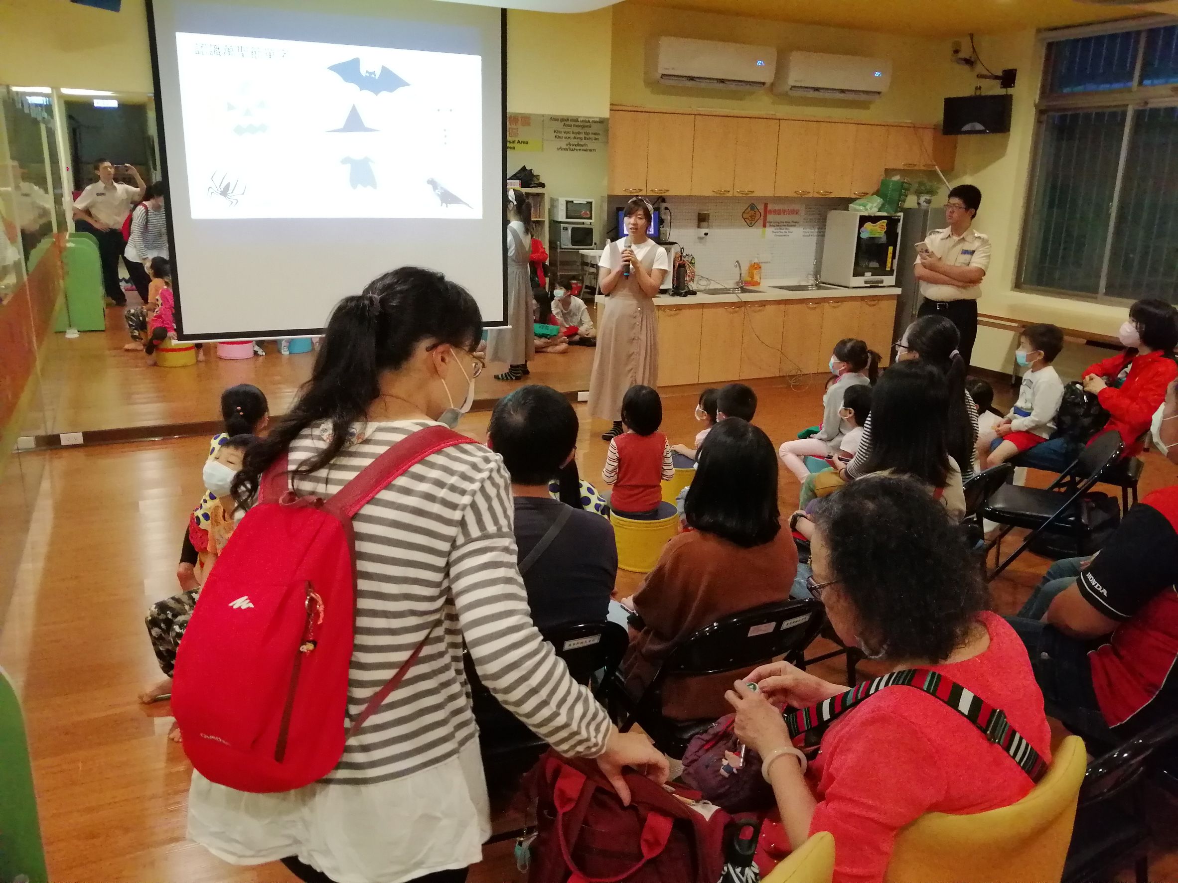 Anak-anak mendengarkan dengan seksama penjelasan ibu guru mengenai kosa kata perayaan Halloween