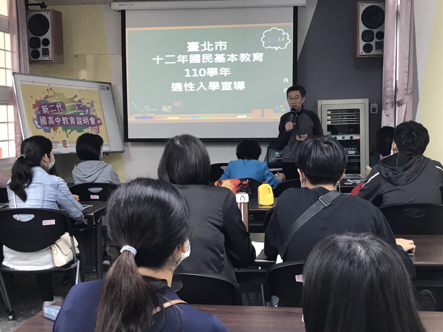 Teacher explaining Taiwan’s junior high school advancement channels