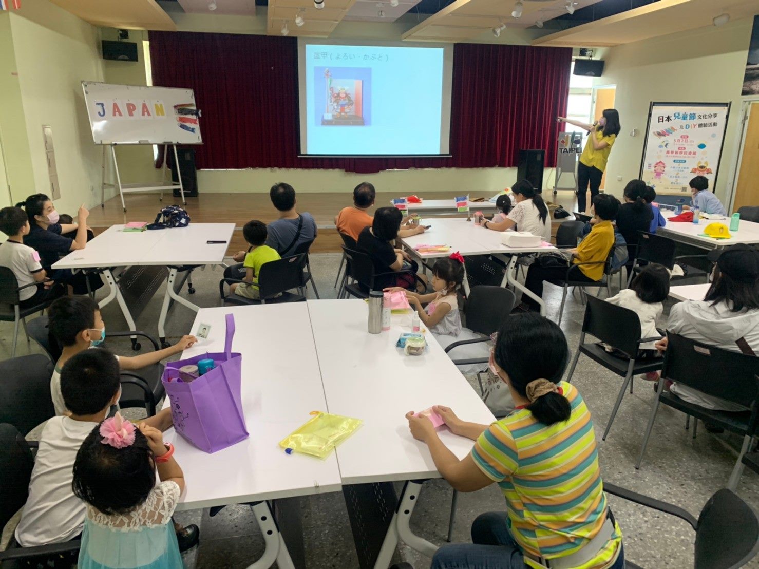 Pembicara memperkenalkan Hari Anak Jepang.jpg