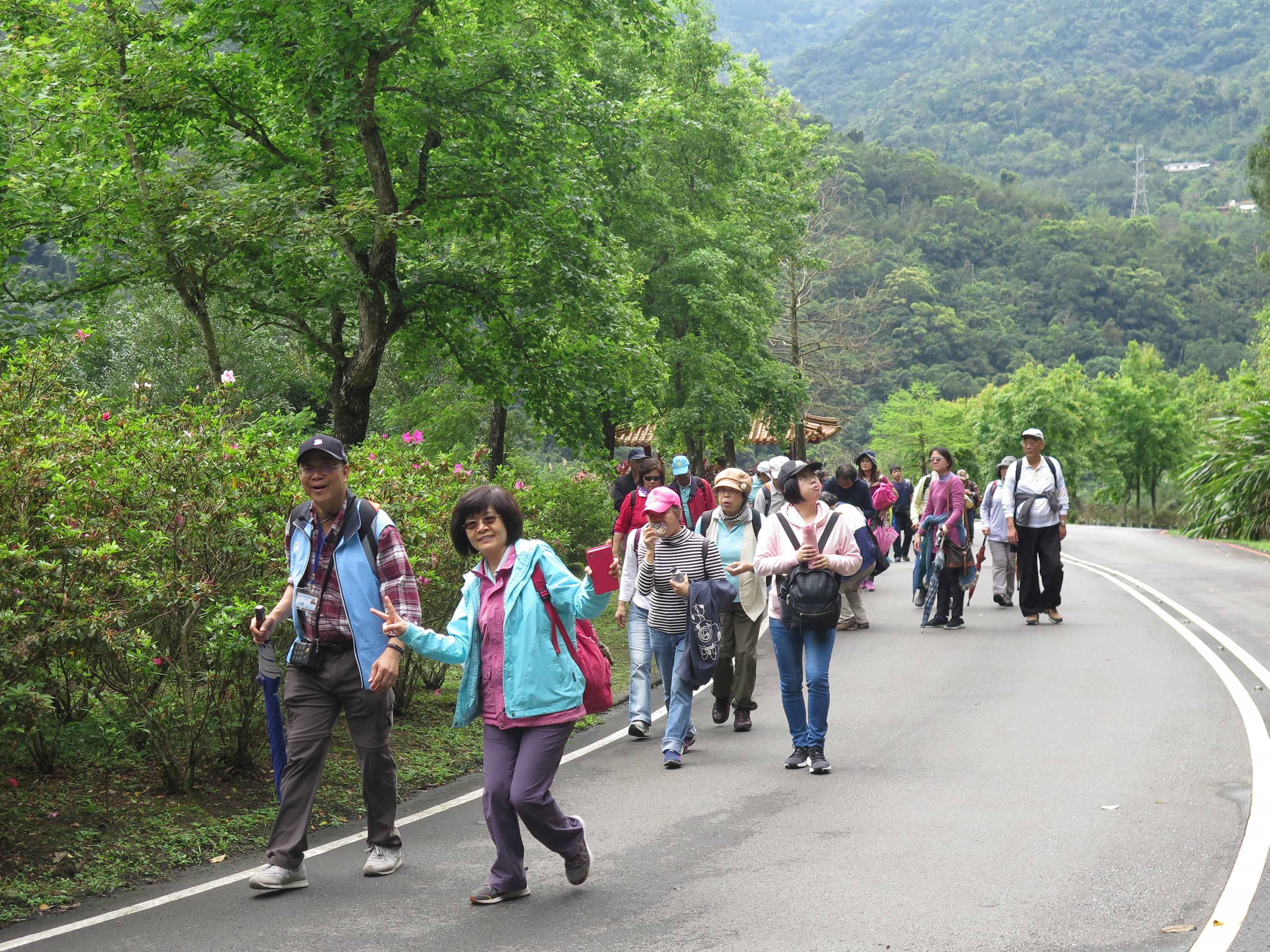 圖片說明：108年4月27日(周六)民眾開心的跟著志工老師認識沿途景色