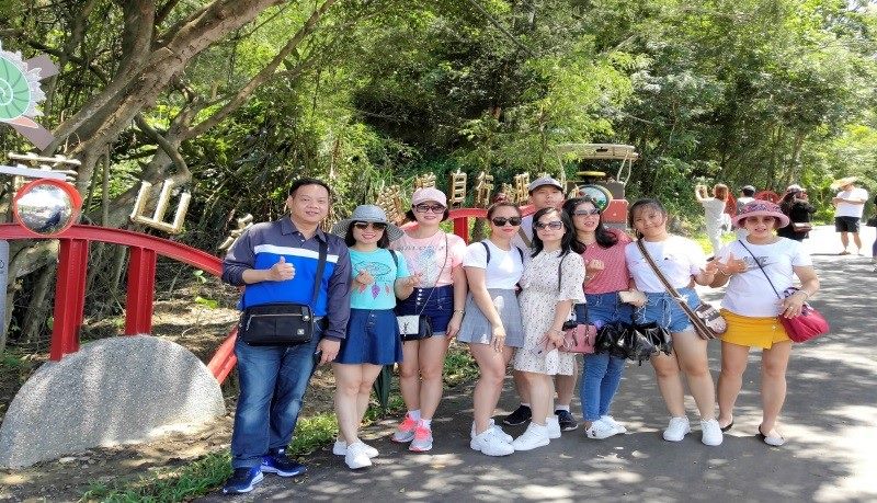 On the bicycle trail in front of Longteng Bridge ruin