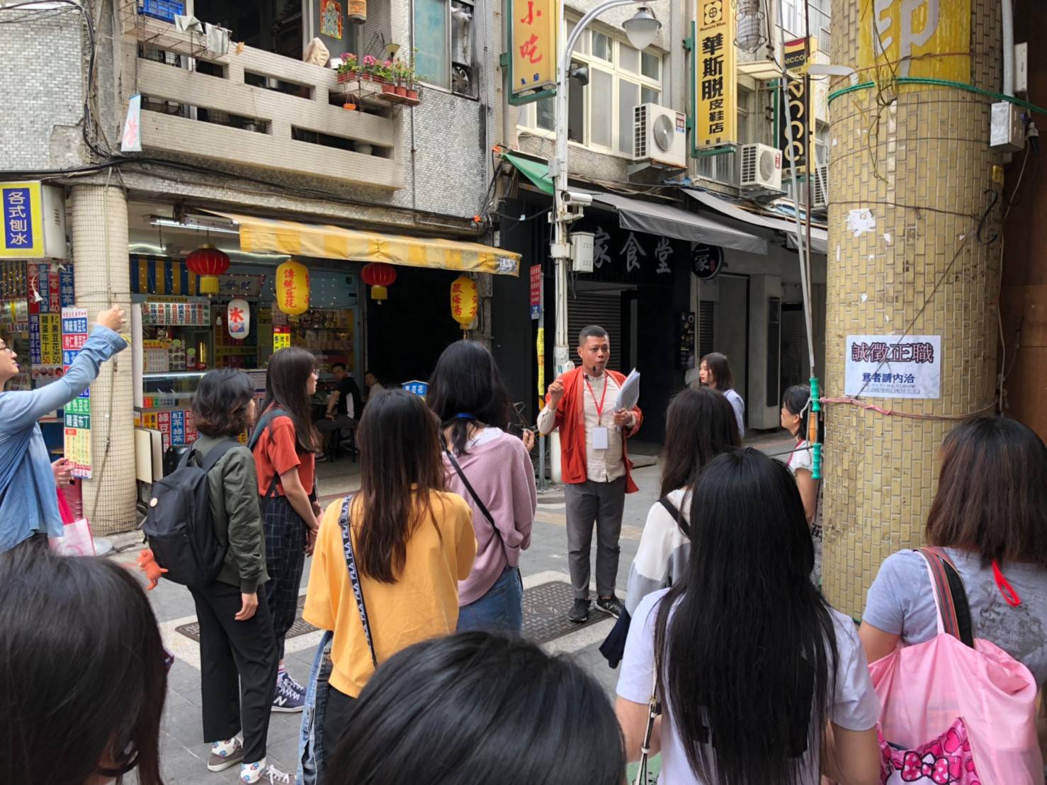 Lecturer sharing the history of Shilin