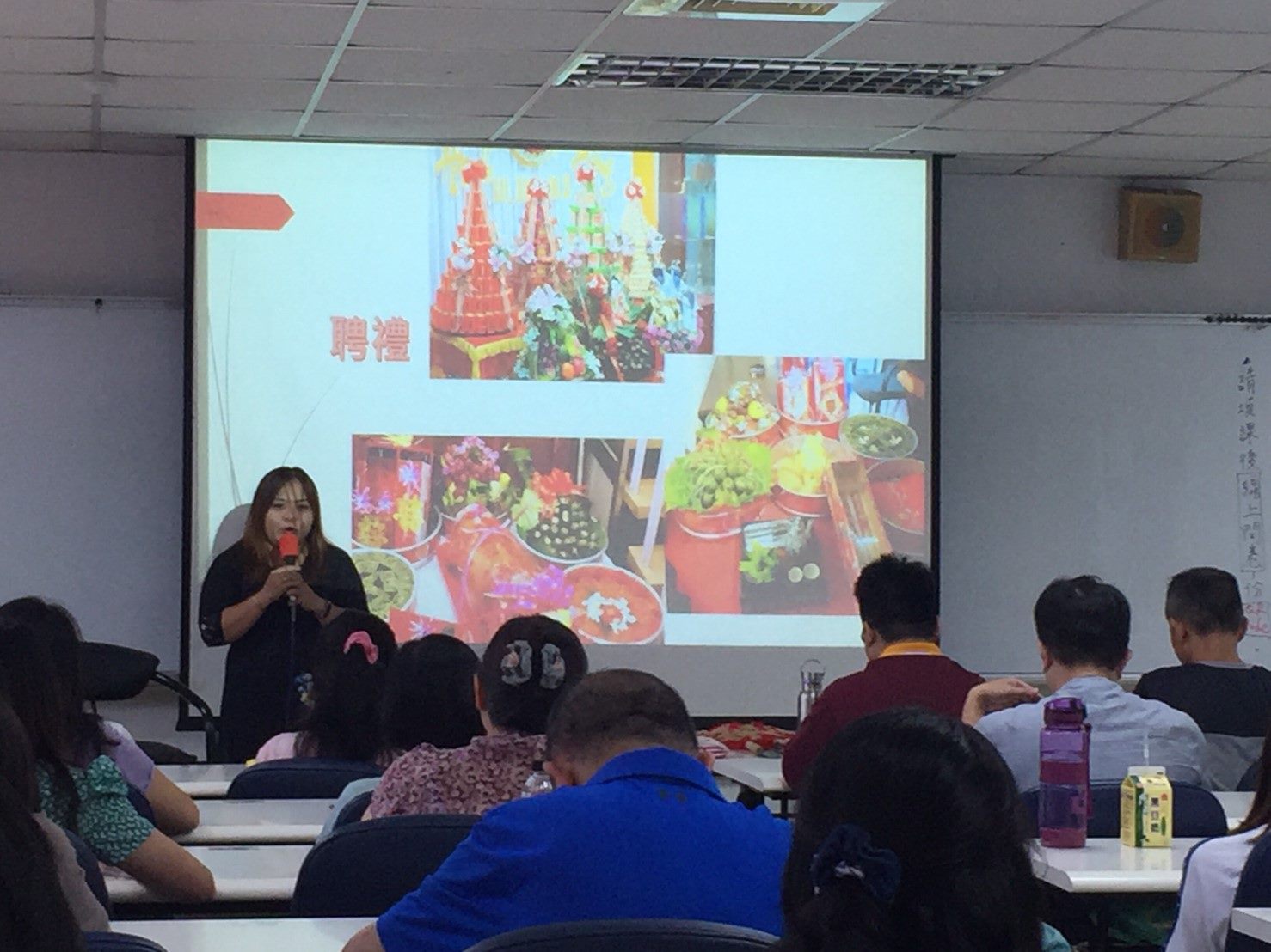 Vietnamese lecturer introducing Vietnamese wedding culture