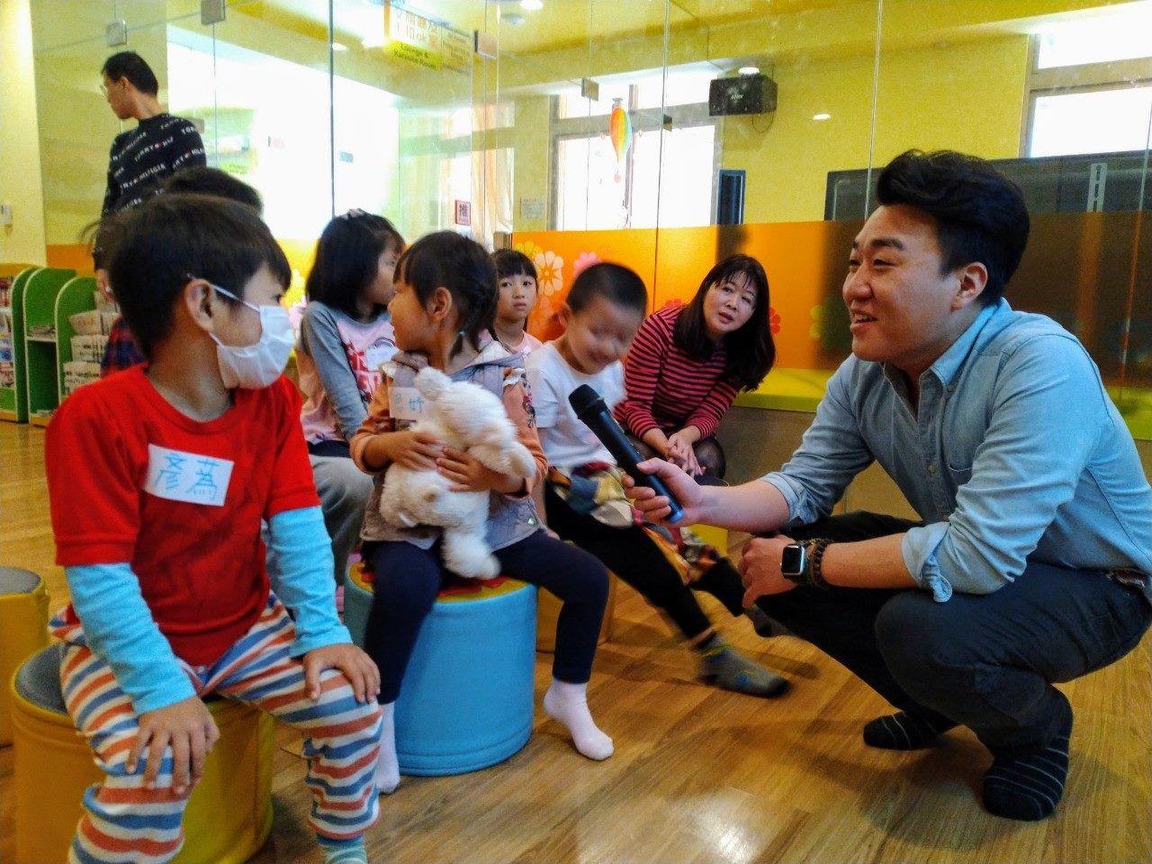 Teaching children introducing themselves in Korean