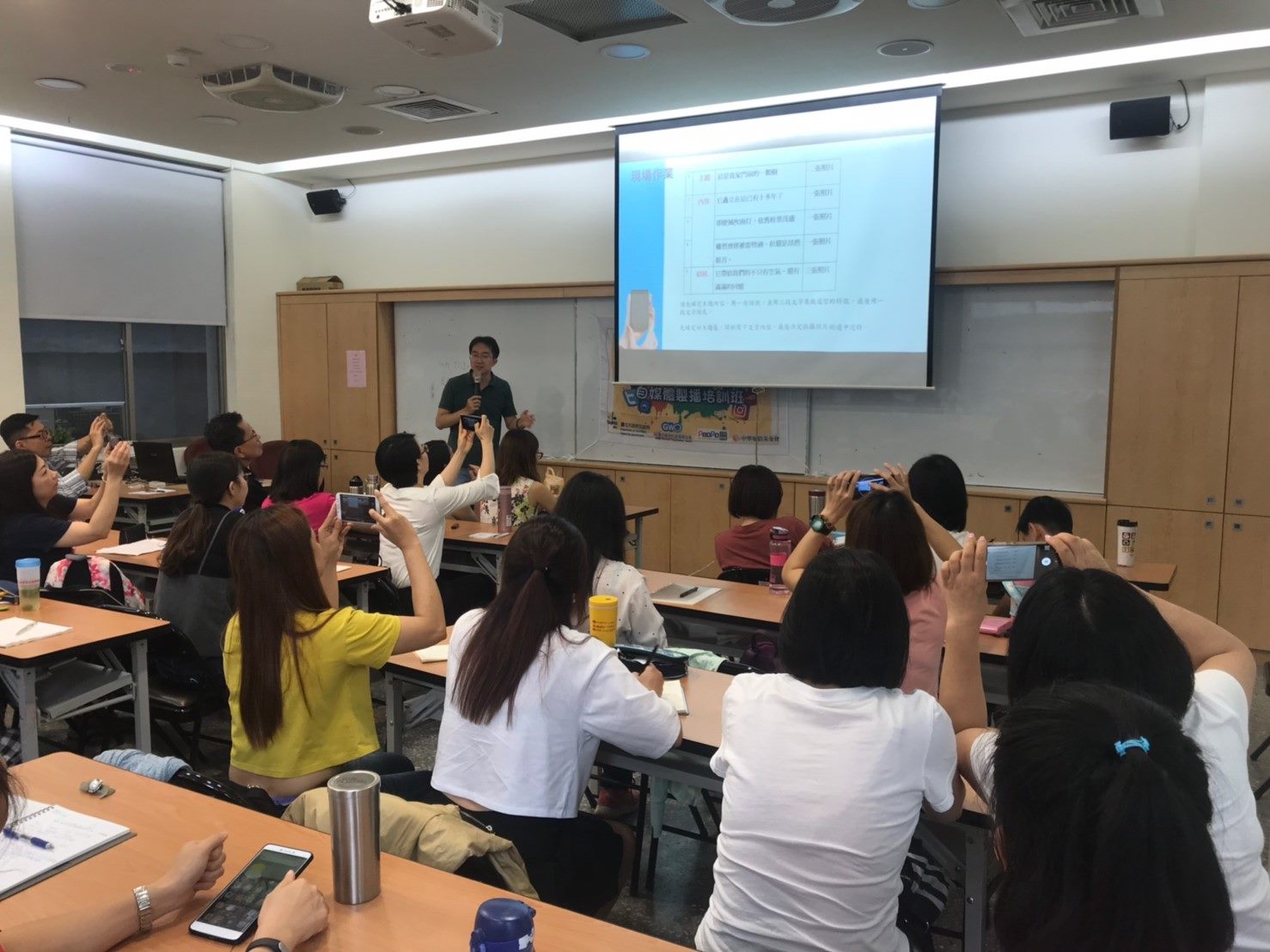 講師は撮影テクニックを指導します。