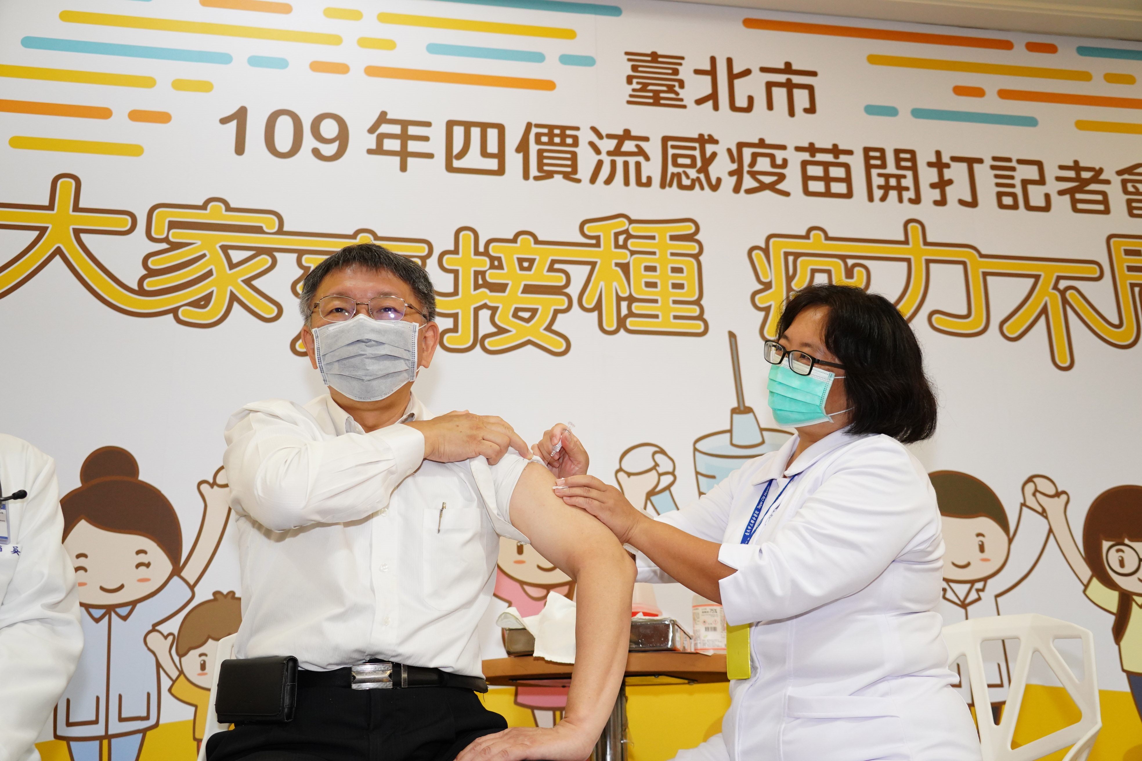 Mayor receiving his flu shot