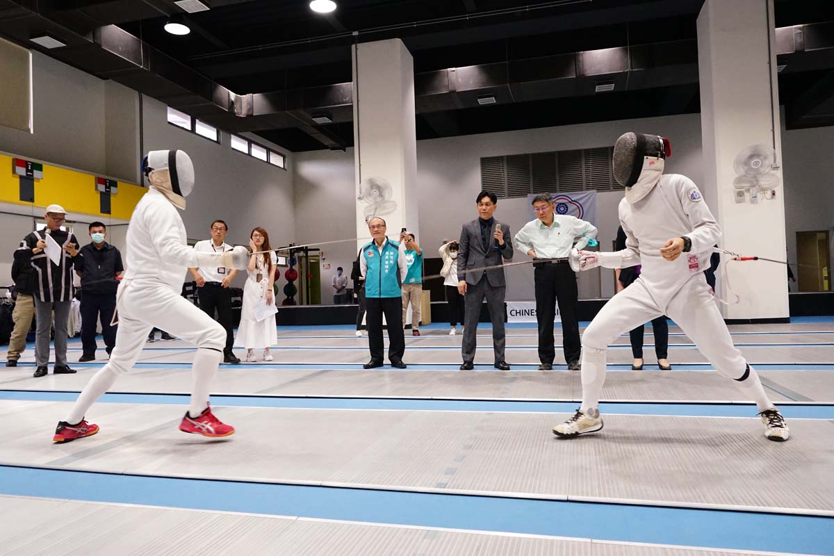 Mayor watches a fencing demonstration