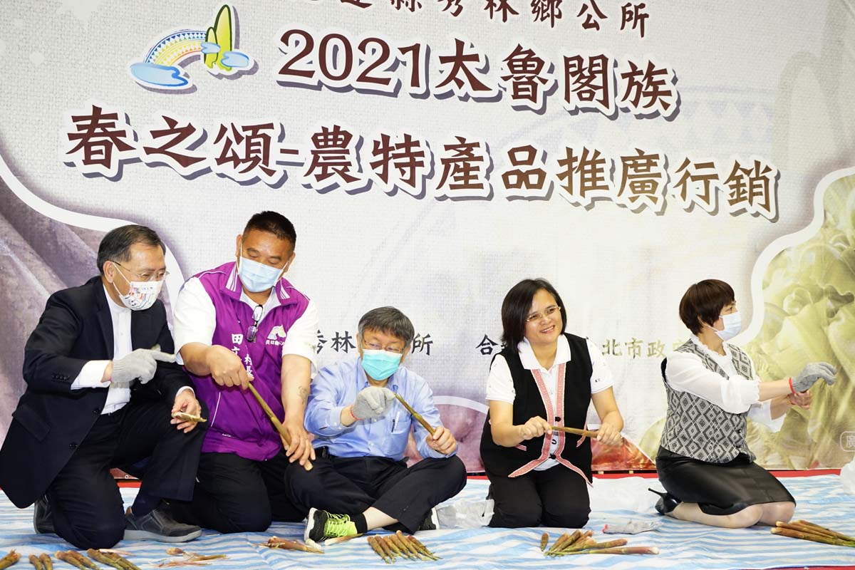 Mayor attending the press conference for promoting products from Xiulin Township in Hualian