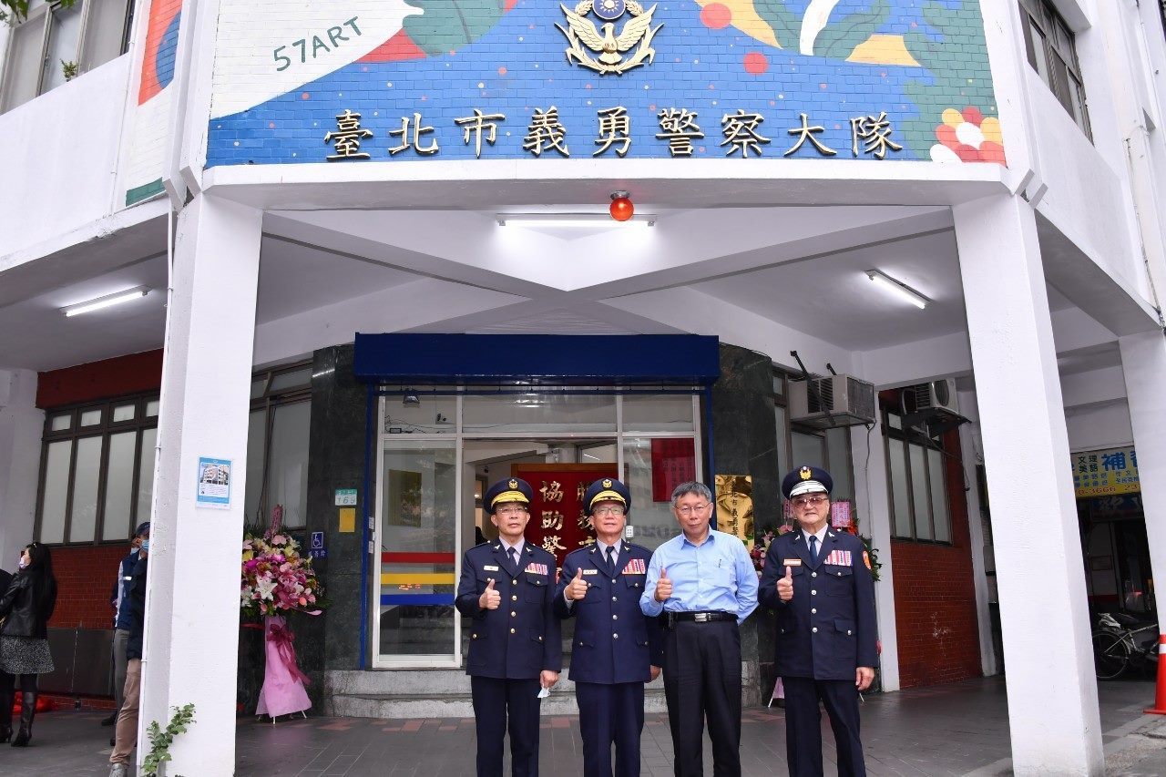 Mayor and police officials at the inauguration of the volunteer police building