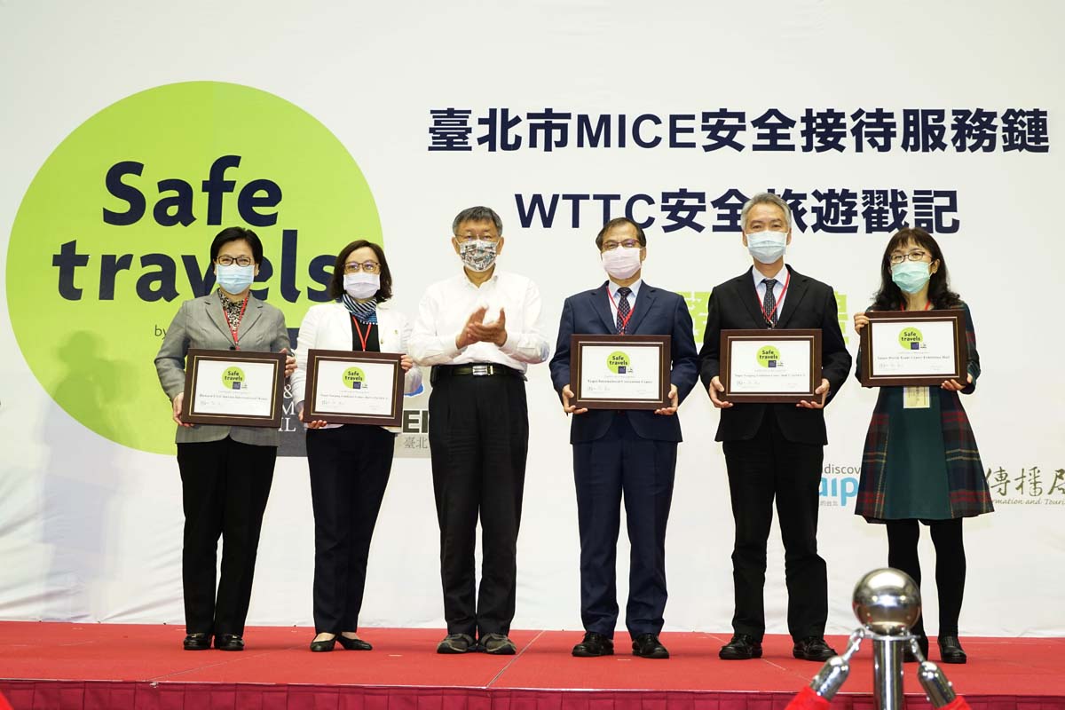 Mayor Ko with representatives of businesses at the certification presentation ceremony