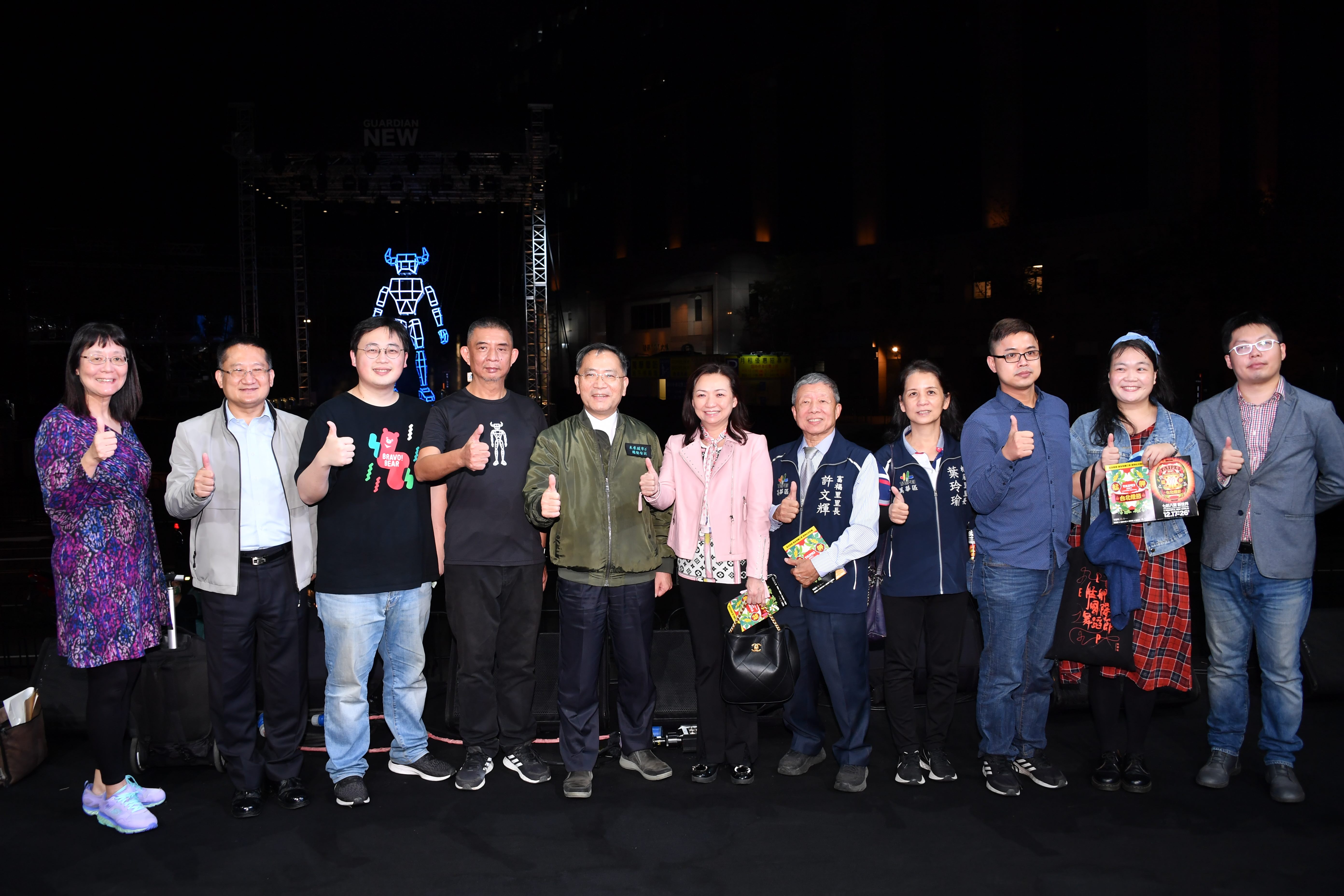 2021台北燈節主燈試燈 臺北市副市長蔡炳坤、市府團隊與萬華區貴賓合影。