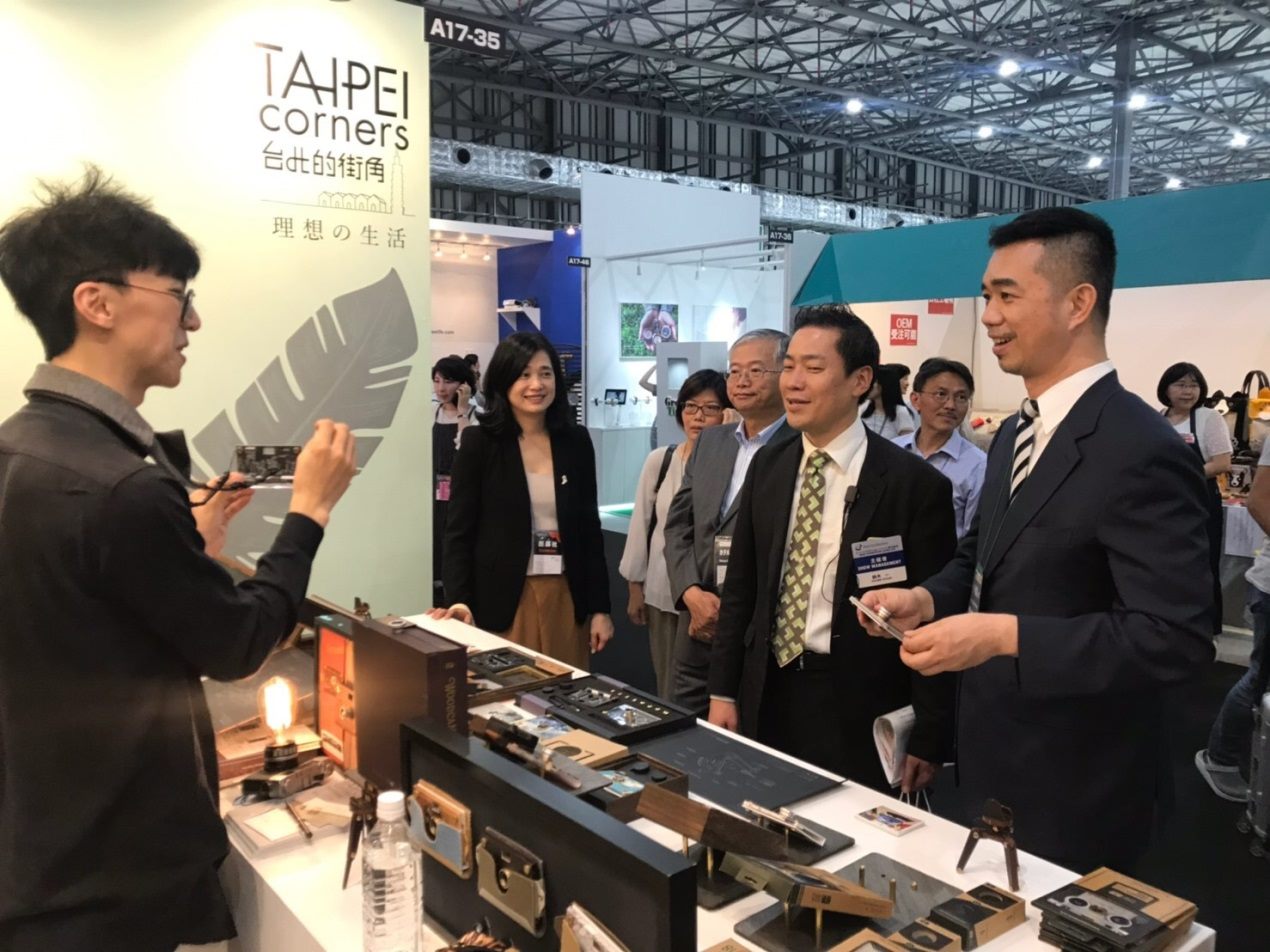 A brand designer at the Taipei booth introduces his works to Tsai Tsung-hsiung (right), Commissioner of Taipei City’s Department of Cultural Affairs