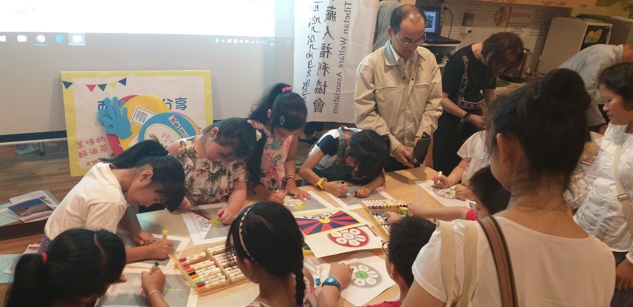 Children drawing Tibetan-style pictures