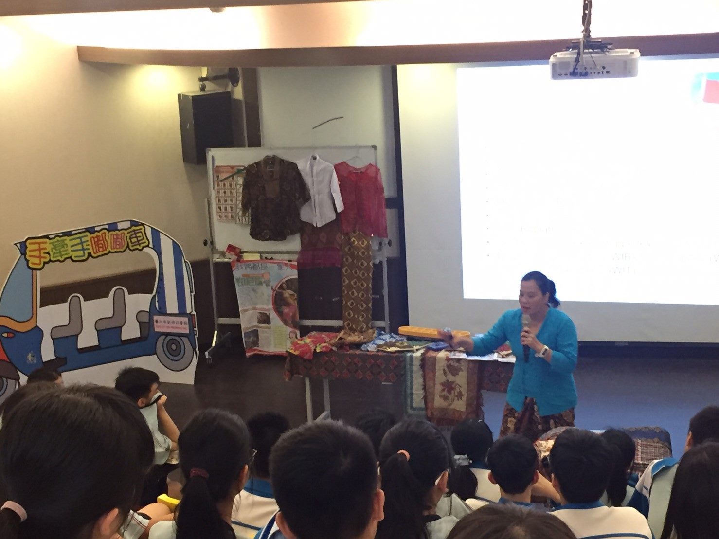 Memperkenalkan pakaian batik tradisional