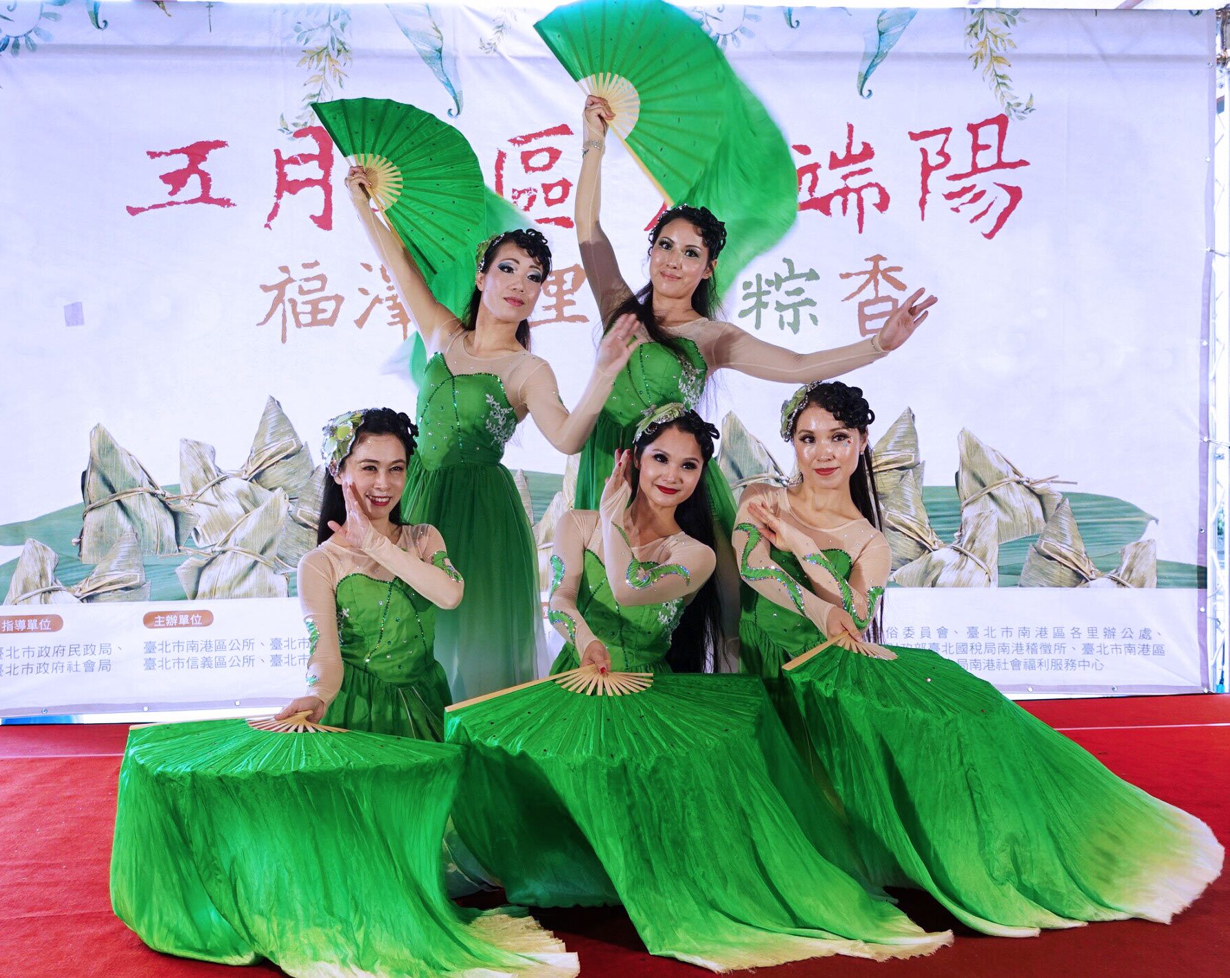 Grup Tari Liu Liu sebelum pentas tari kipas