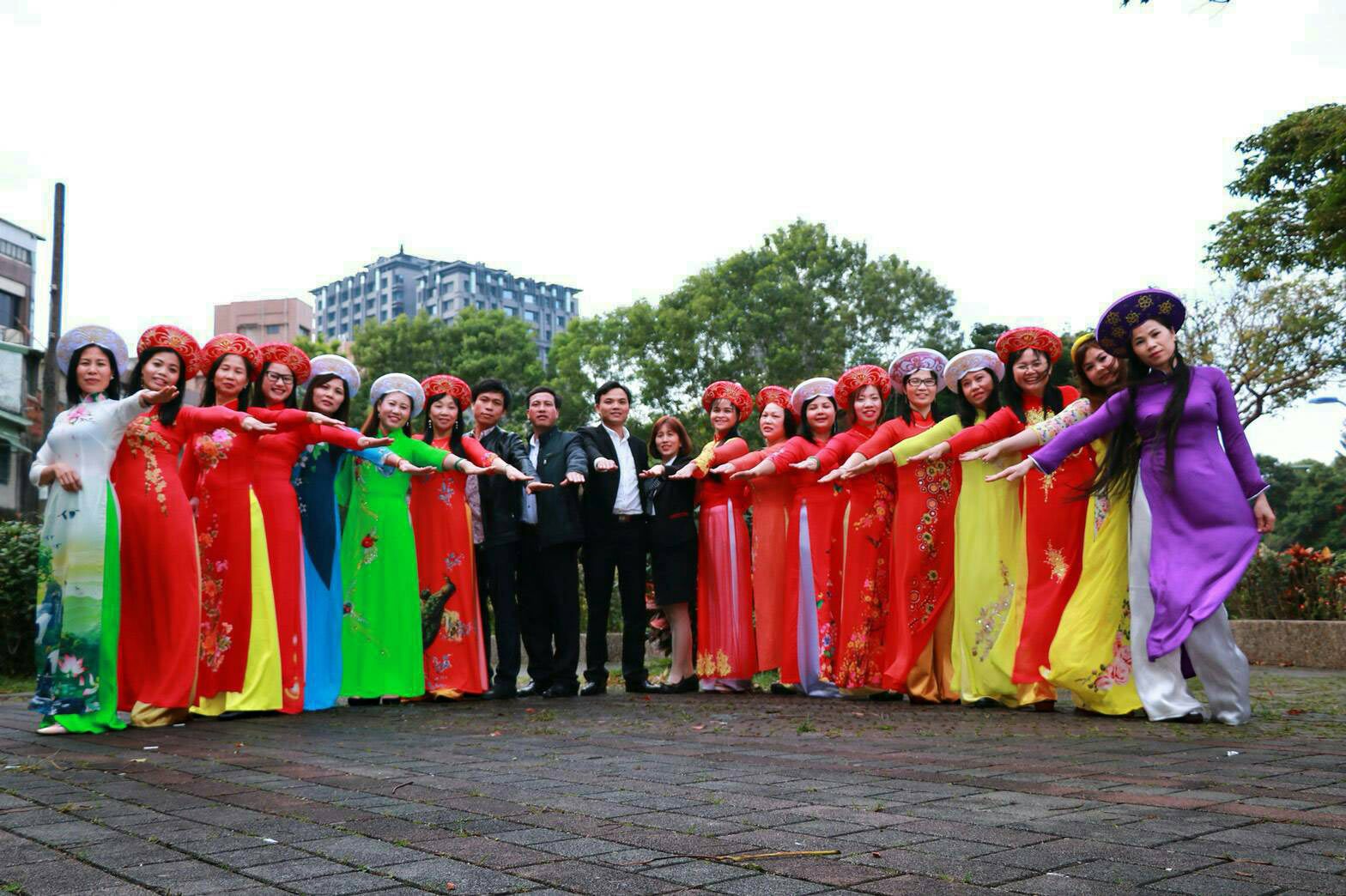 Grup tari Nanyang Dong Le Hui dengan kostum tradisional Vietnam