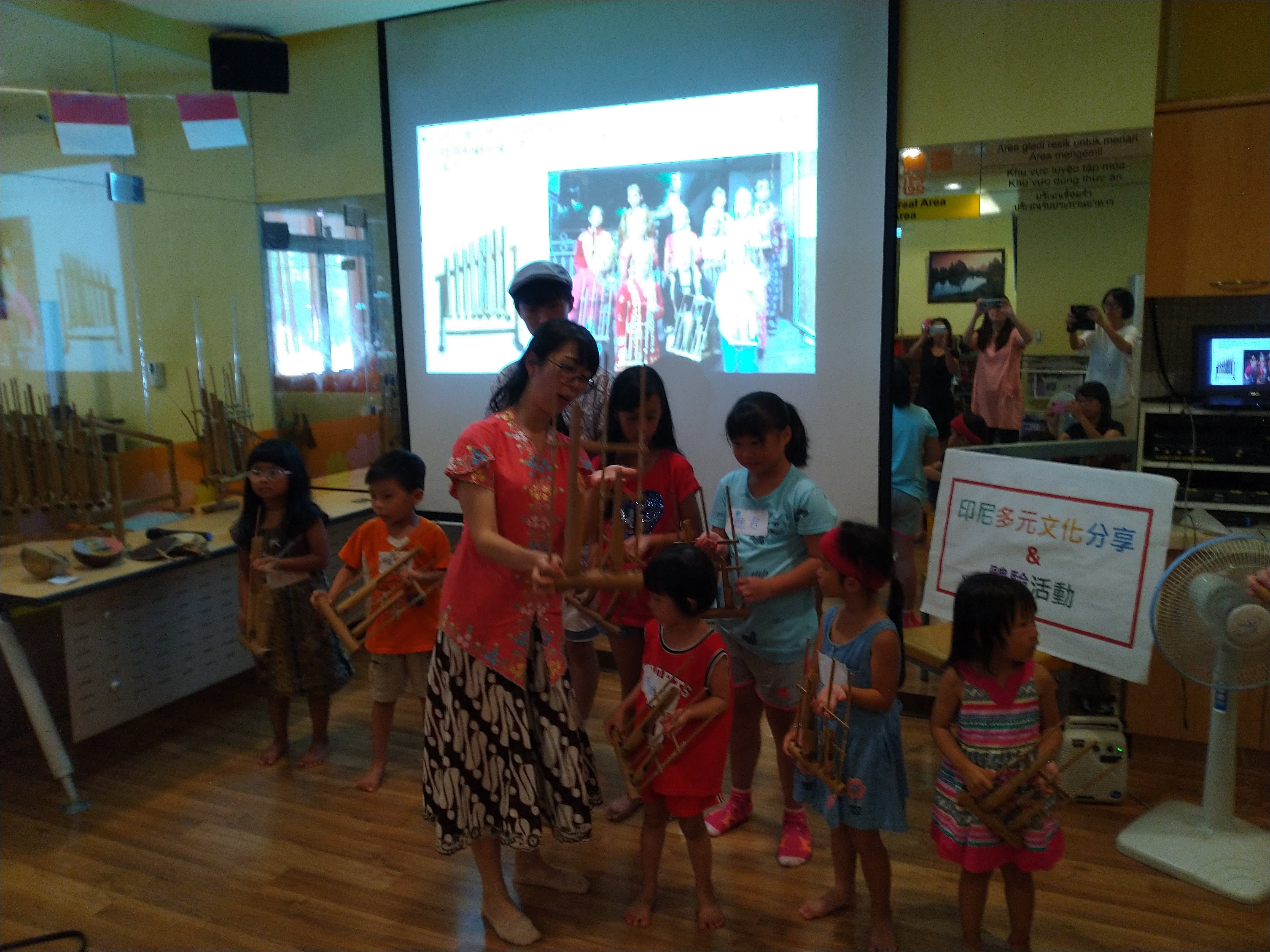 Experiencing traditional Indonesian instrument angklung