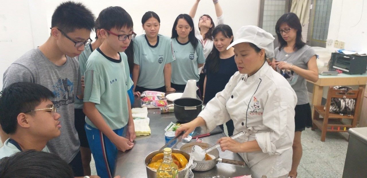 Teaching how to make traditional Indonesian dessert 