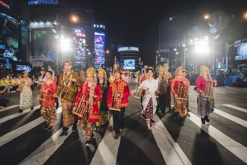Grup Musik Gema Angklung tampil di Festival Musik di jalan raya
