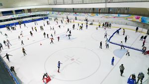 民眾在冰上樂園滑冰場景