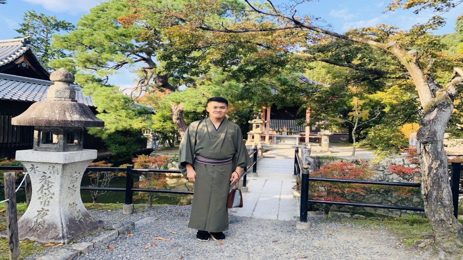 劉定儒在日式花園中