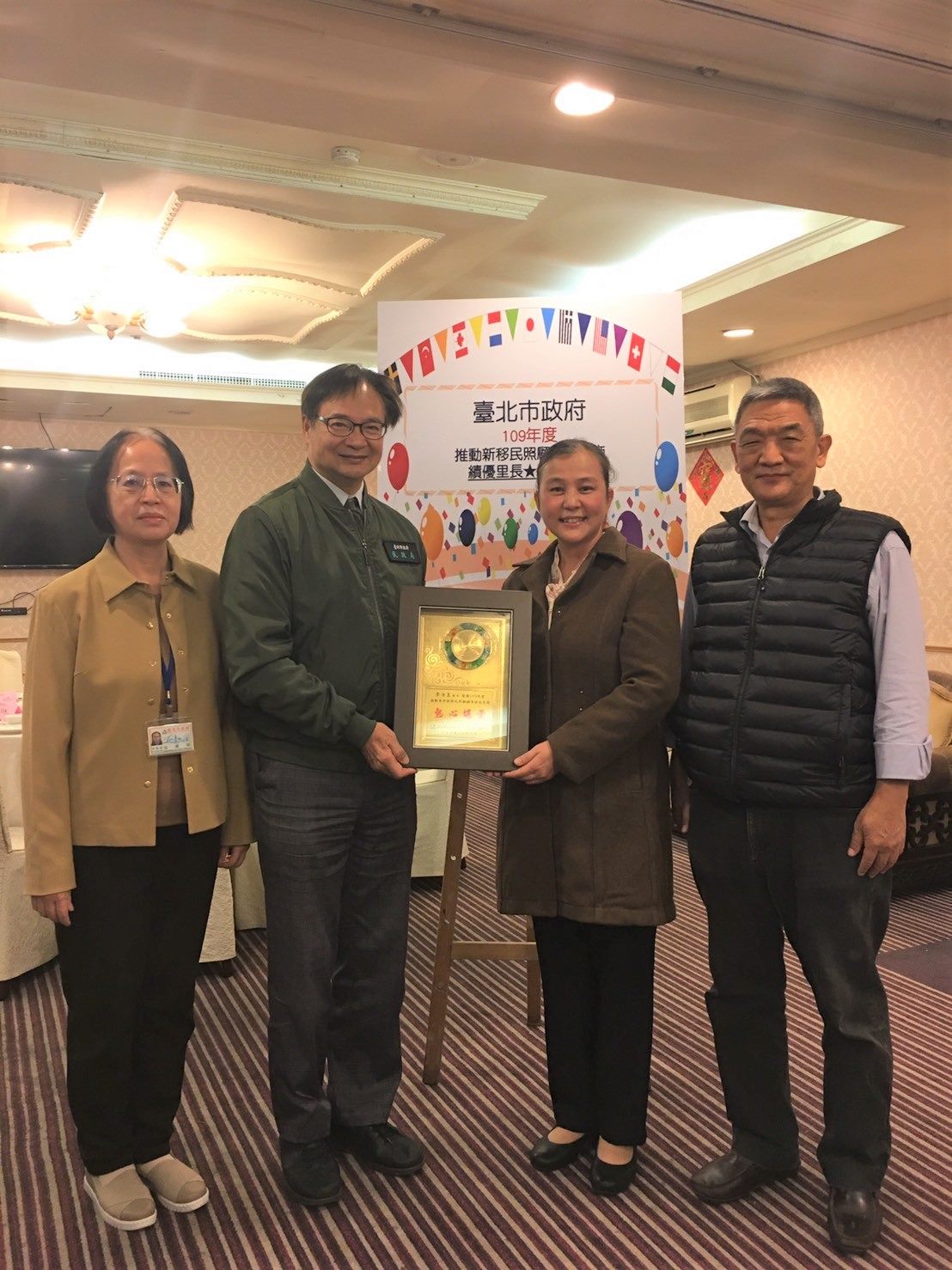 Mrs. Li Ju-yu of Ying Xue Borough, Zhongzheng District receiving the Certificate of Appreciation