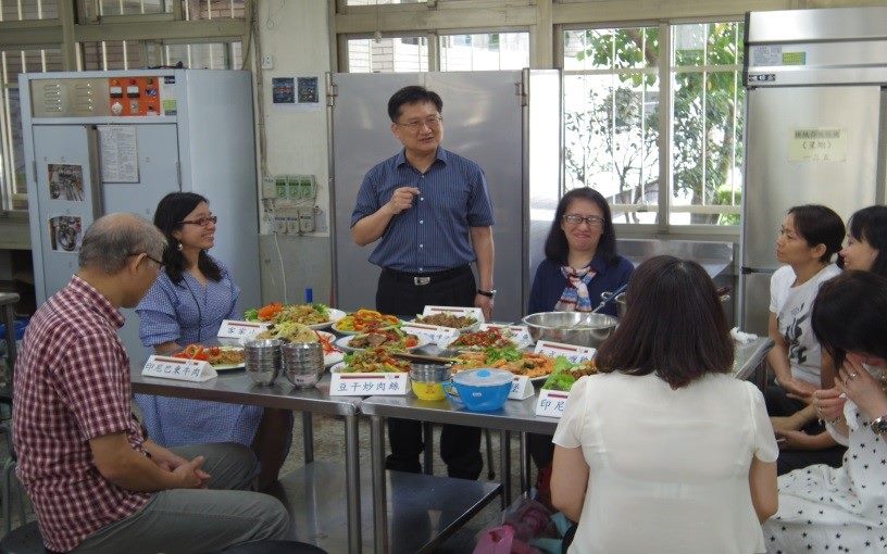  District executive Mr. Chang and Wanhua Community College vice president hosting the graduation ceremony.