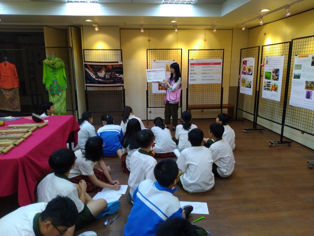 Mengajar murid-murid percakapan sederhana bahasa Indonesia