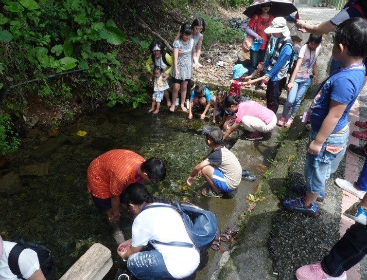大湖泉水發源地清澈見底小朋友很開心