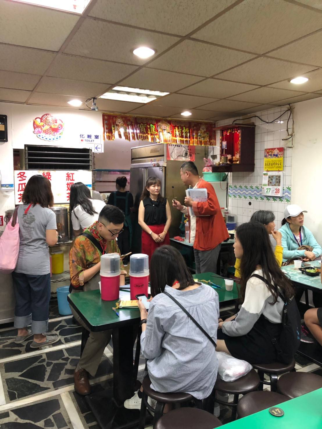 在新移民經營店家裡品嘗美食