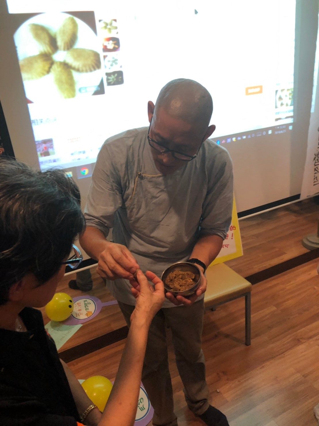 Sharing authentic Tibetan rice cake with everyone