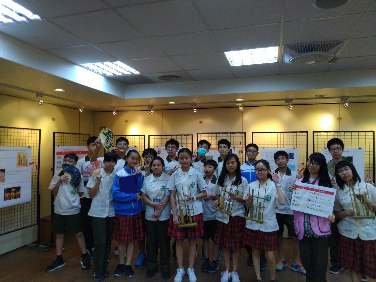 Murid-murid tampil dan memainkan angklung bersama