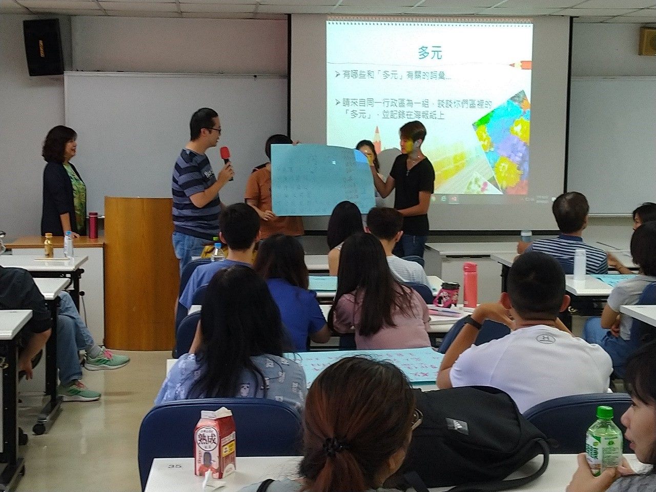 Students from Neihu District speaking