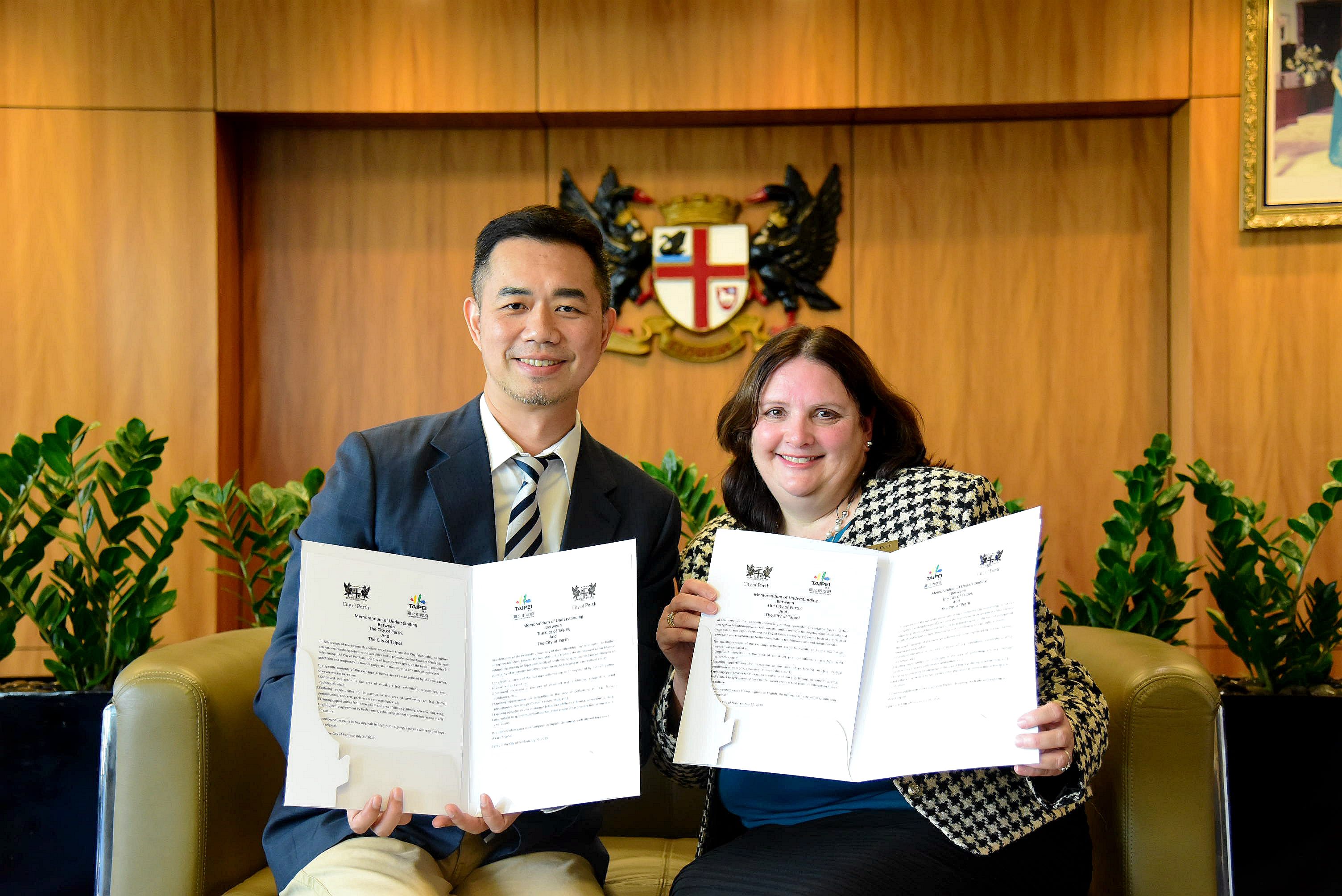 臺北市蔡宗雄局長及伯斯市執行副市長Gaye McMath共同簽署文化藝術交流合作備忘錄