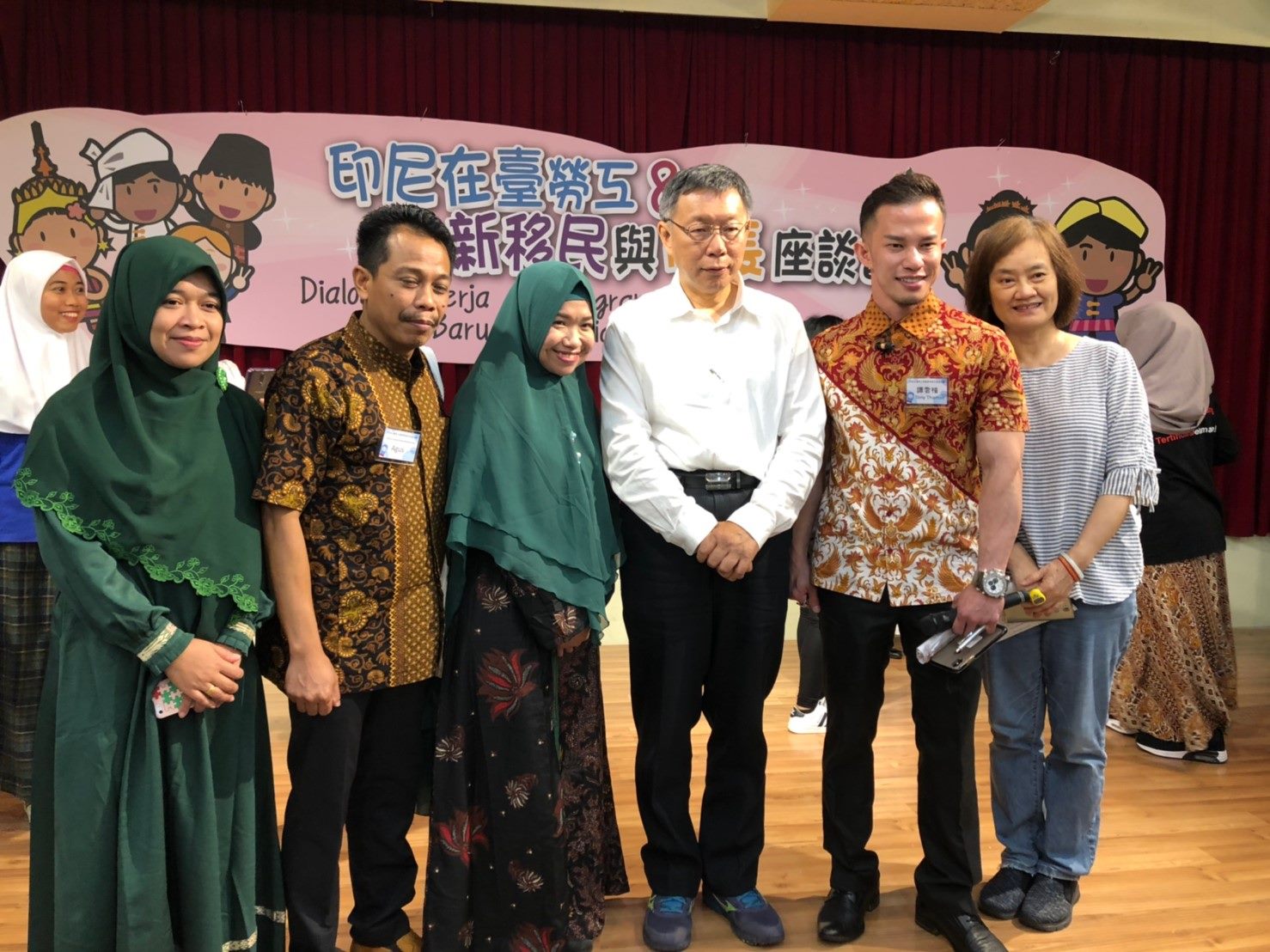 New and second-generation Indonesian immigrants presenting a gift to the mayor