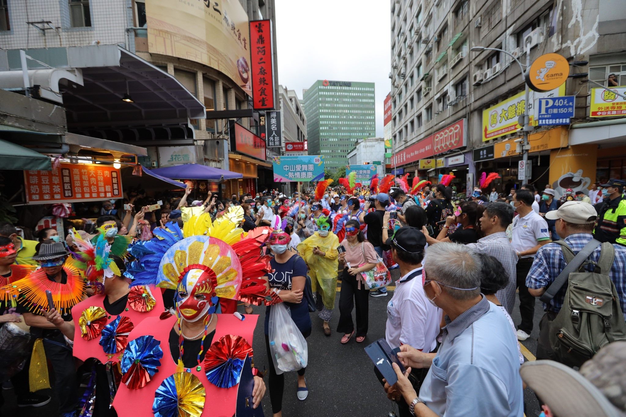 9-マスクの行列が晴光商店街でパレード