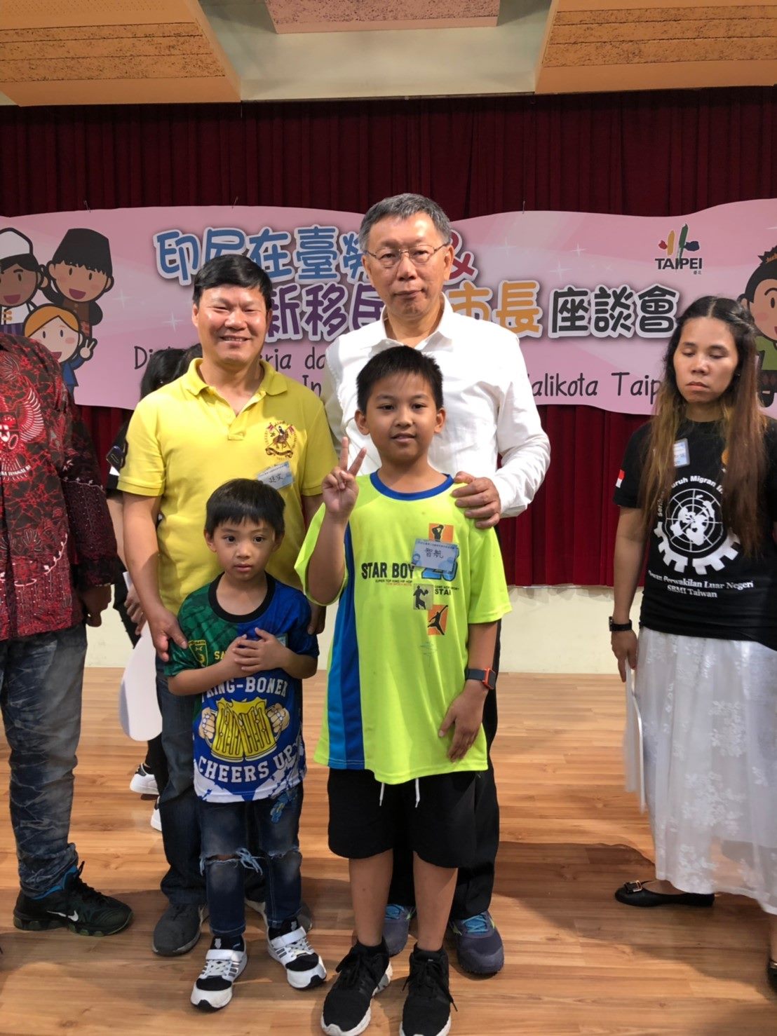 the children taking a photo with the mayor