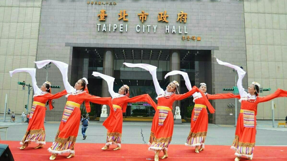The group dancer show up the Traditional dance at Taipei City Hall(photo)