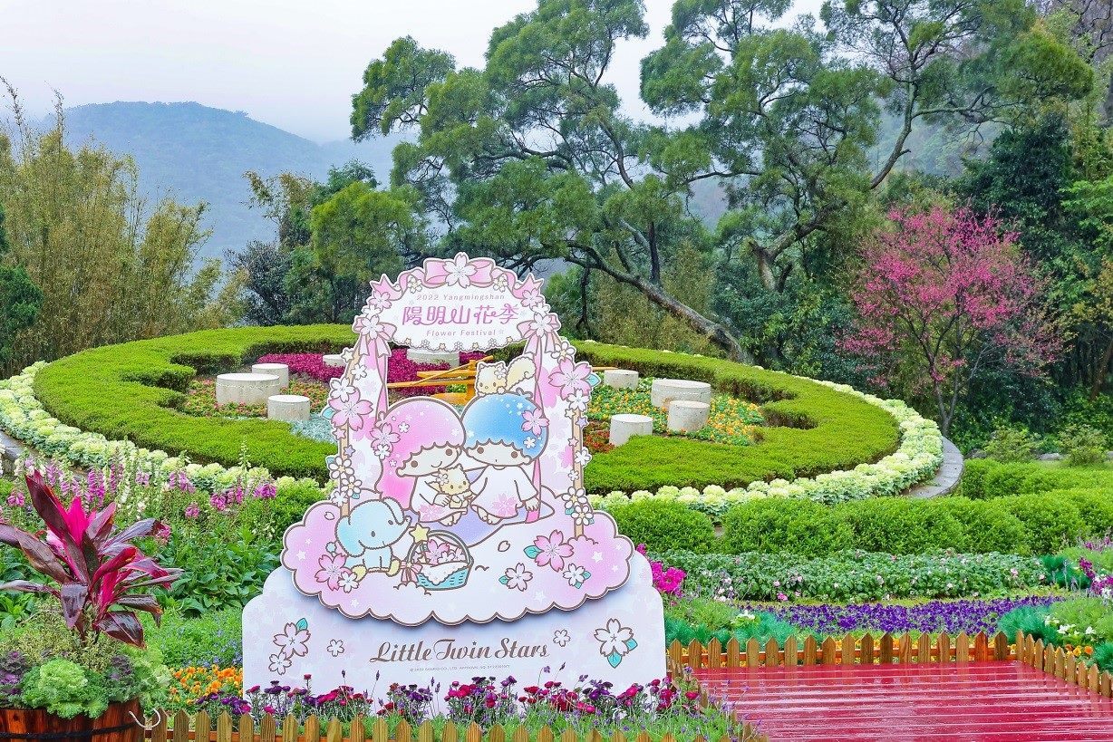 Kiki and Lala at Yangmingshan Flower Clock