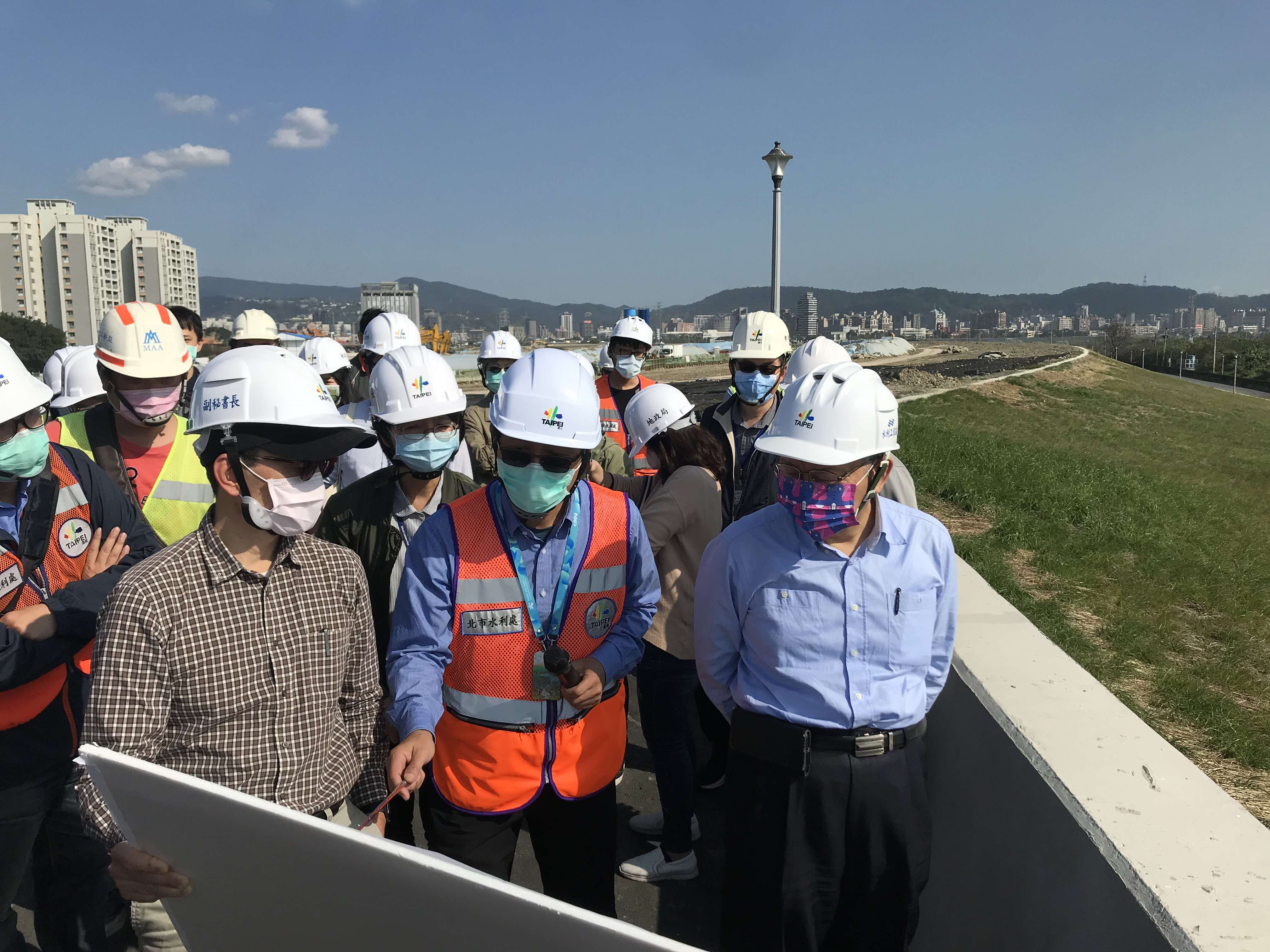 Mayor Ko Wen-je touring the super levee with city hall staff