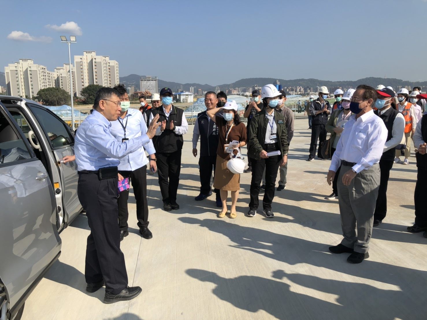 Mayor Ko with officials at the Shilin-Beitou Technology Corridor