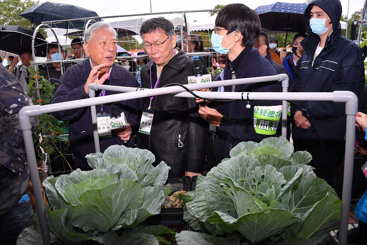 Mayor looking at one of the devices useful for rooftop farming