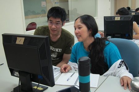 電腦班學員先生陪太太上課