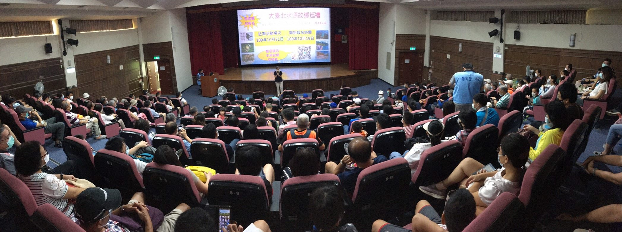 圖片說明：余主秘星華向民眾介紹水庫經營管理現況