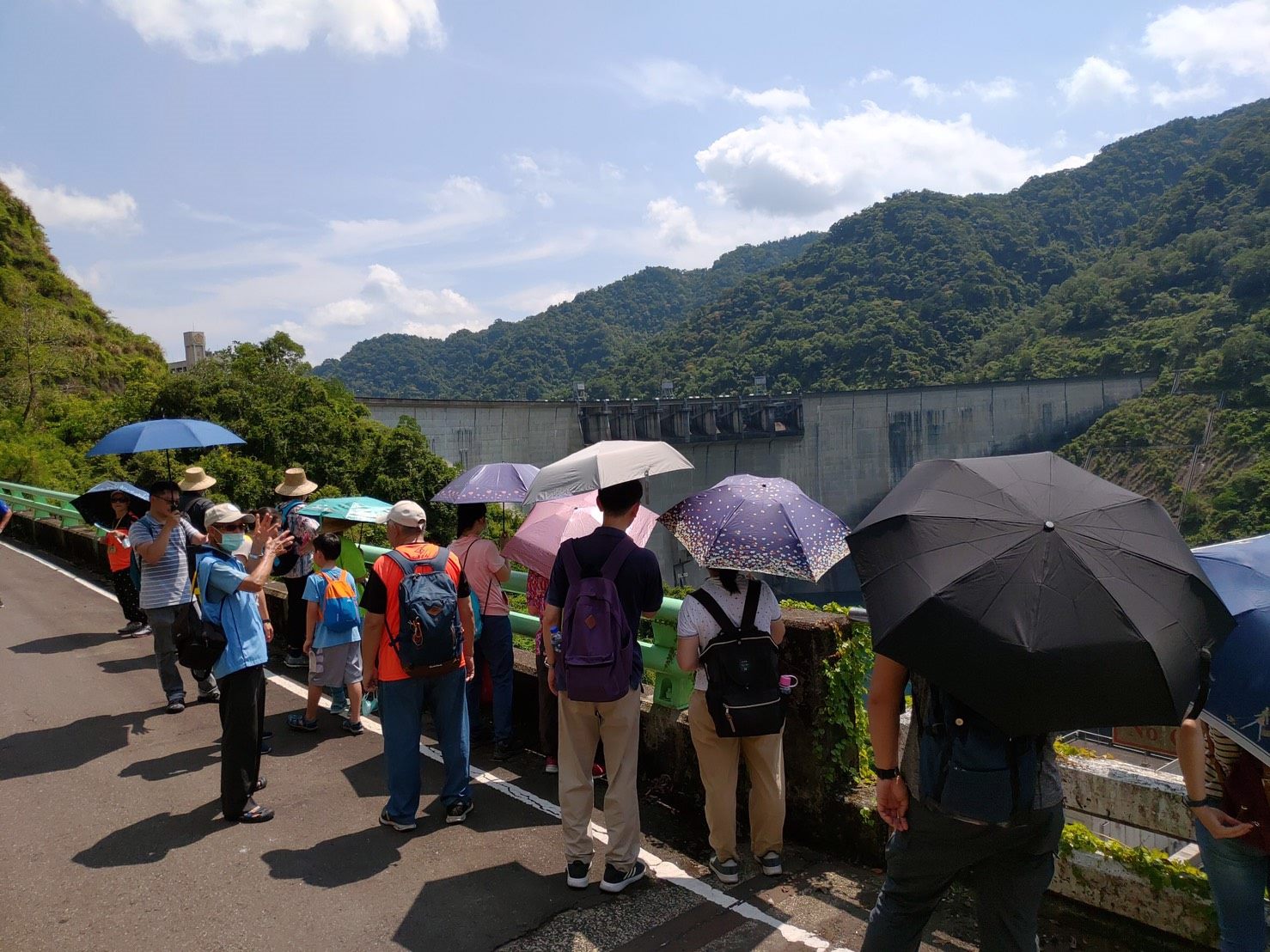 圖片說明:志工老師大壩導覽