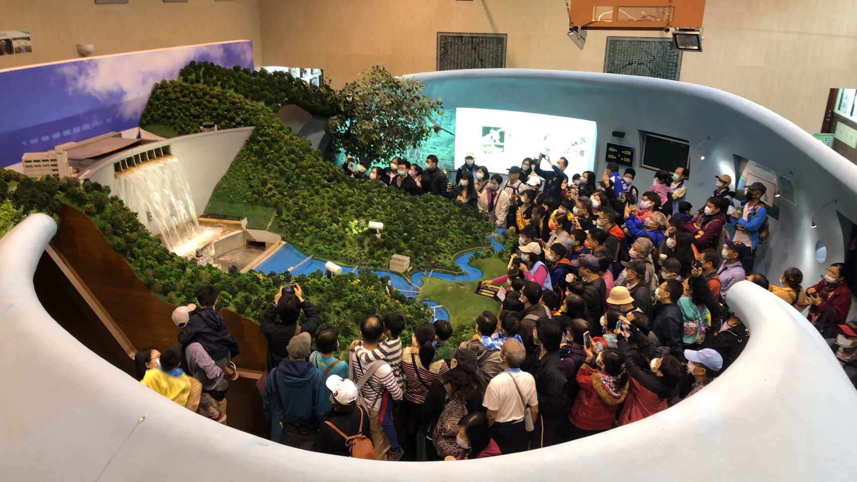 圖片說明：民眾參觀全國第一個可以放水的翡翠大壩模型