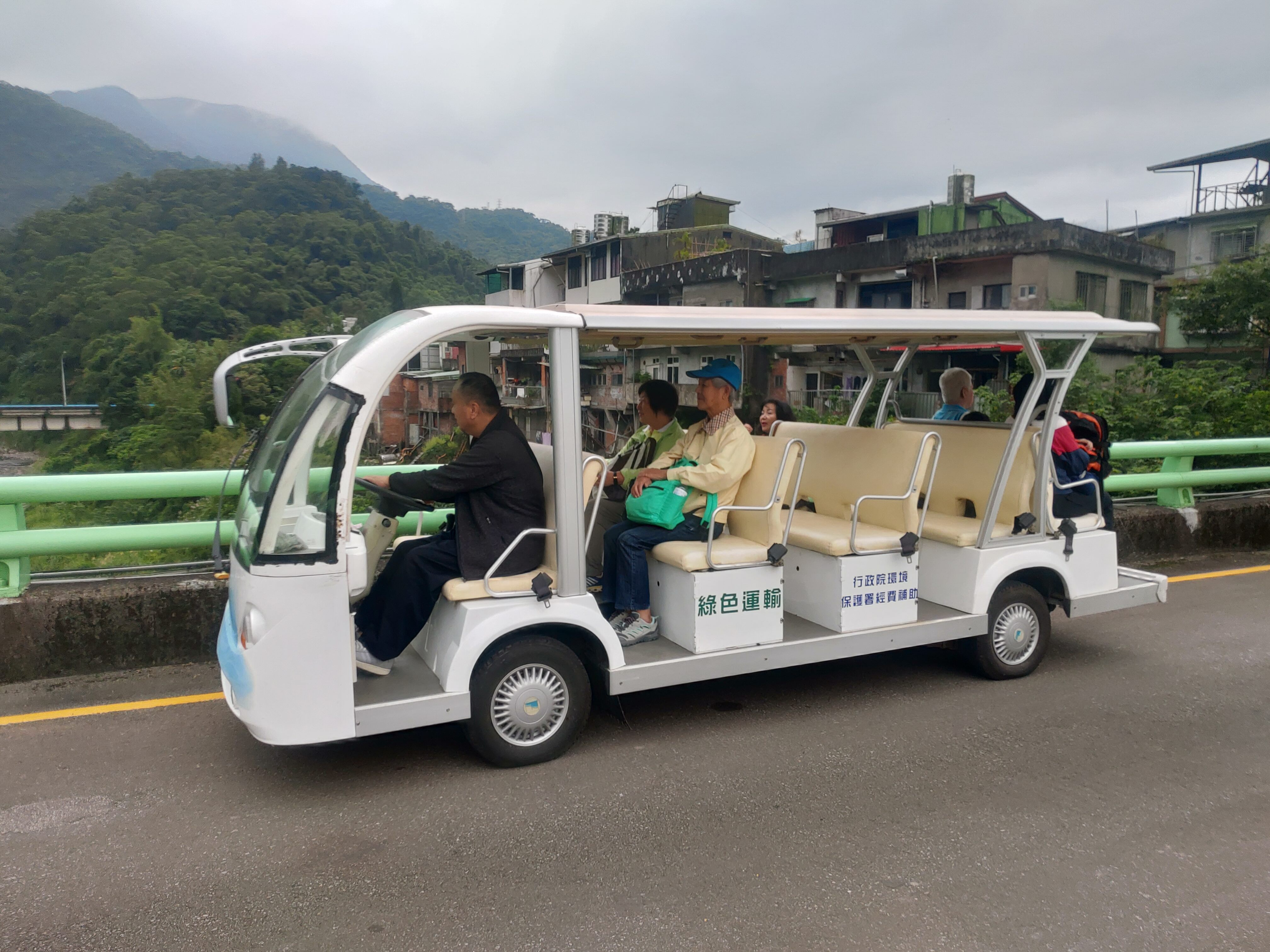 圖片說明：本局安排電動車接駁民眾前往環教學習中心