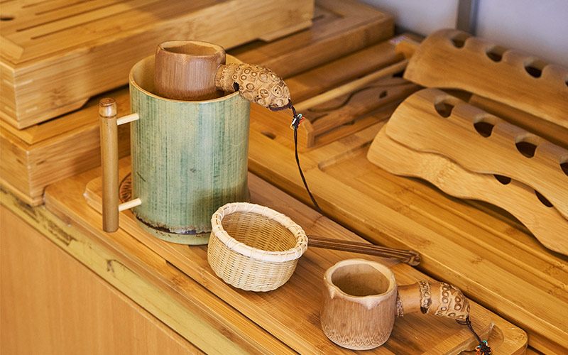 保青竹杯、利用竹節打孔做成濾茶器、竹茶盤，竹製品的應用很廣。