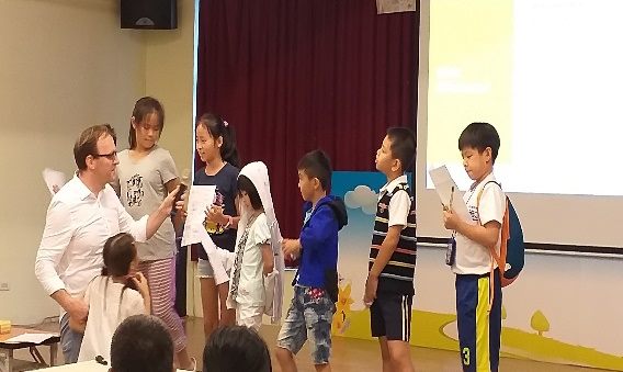 小朋友在台上分享自己作品